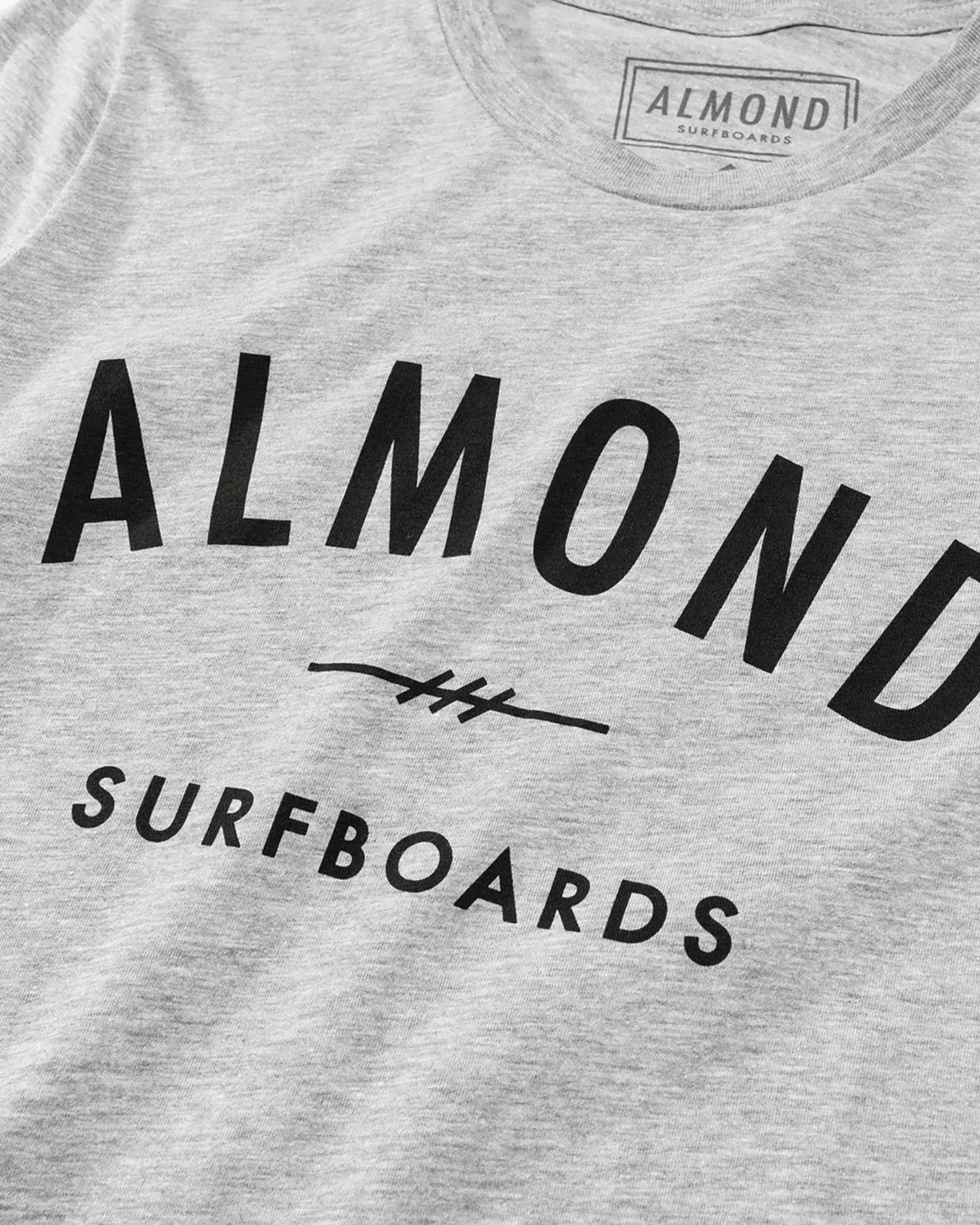 تي شيرت بألواح التزلج على الأمواج الجميلة